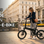 10 Gründe für ein Klapp-E-Bike 2026 – Pendler klappt sein E-Bike vor einer Wiener U-Bahn-Station auf